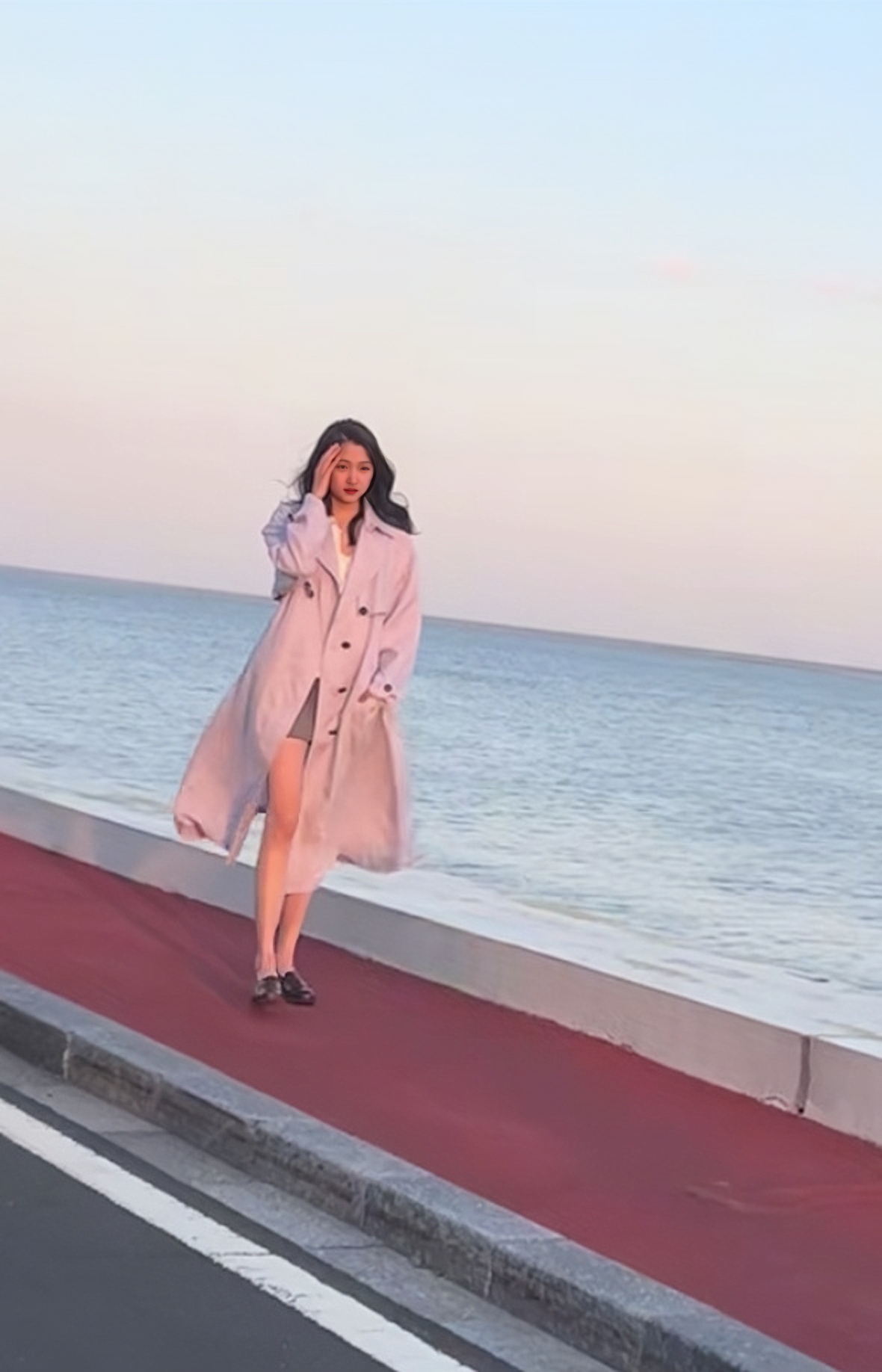 关晓彤海边拍戏被偶遇！本人又高又瘦，比电视上好看