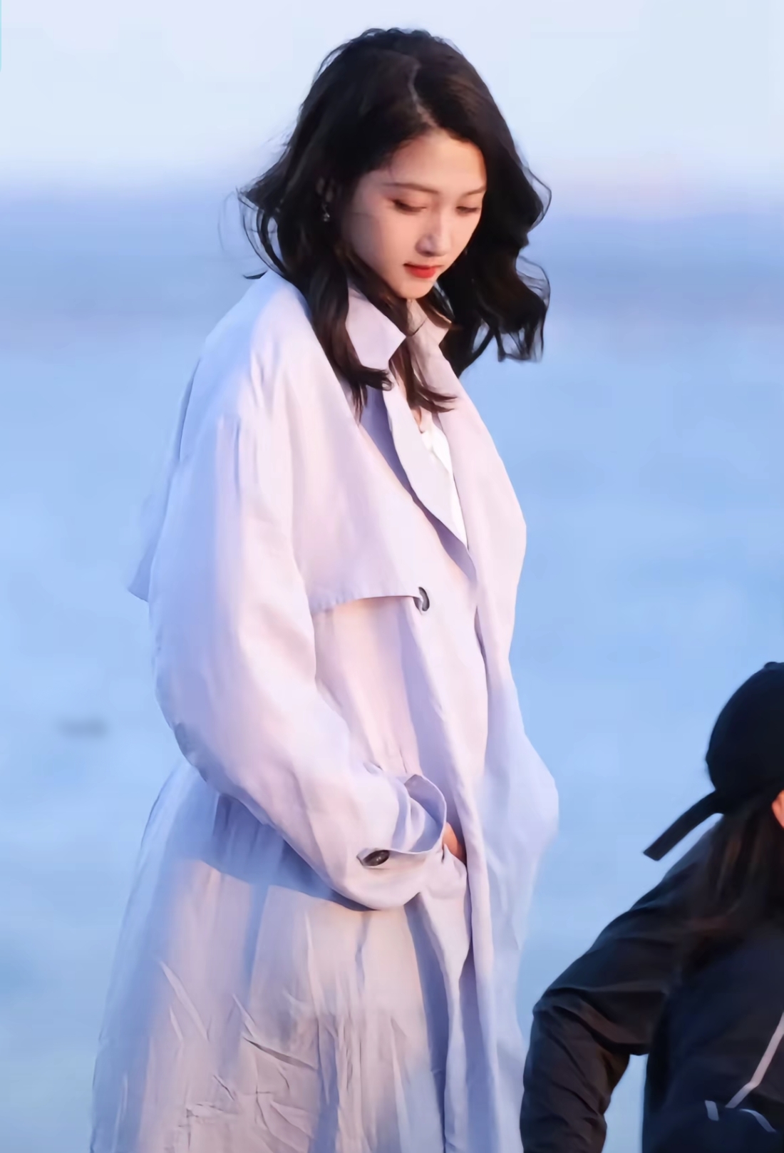 关晓彤海边拍戏被偶遇！本人又高又瘦，比电视上好看