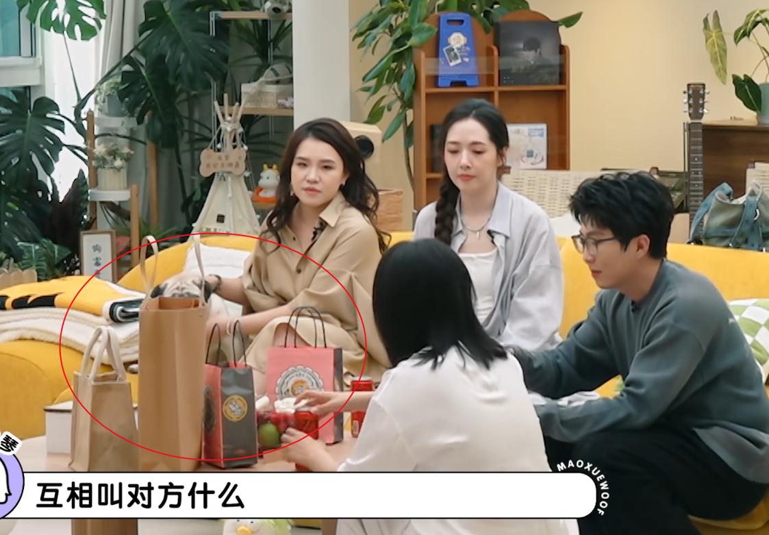 郭碧婷谢依霖录综艺，看了两人伴手礼，活该她能嫁入豪门成为富太