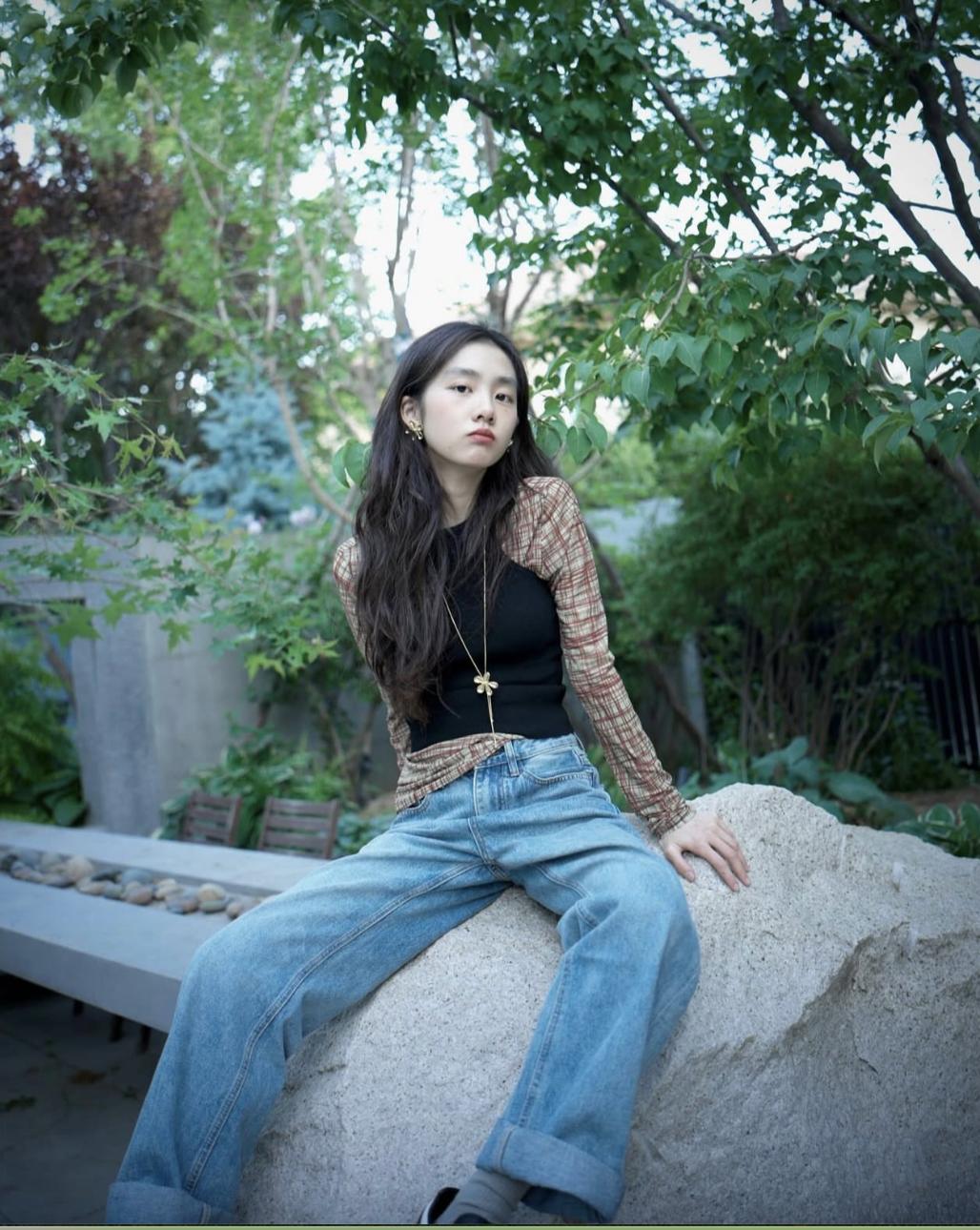 19岁黄多多素颜照曝光，穿300元背心500元衬衣，穿出了大牌风