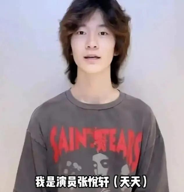 19岁黄多多素颜照曝光，穿300元背心500元衬衣，穿出了大牌风