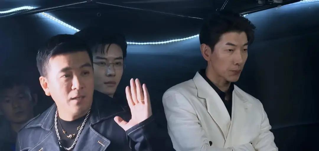 19岁黄多多素颜照曝光，穿300元背心500元衬衣，穿出了大牌风