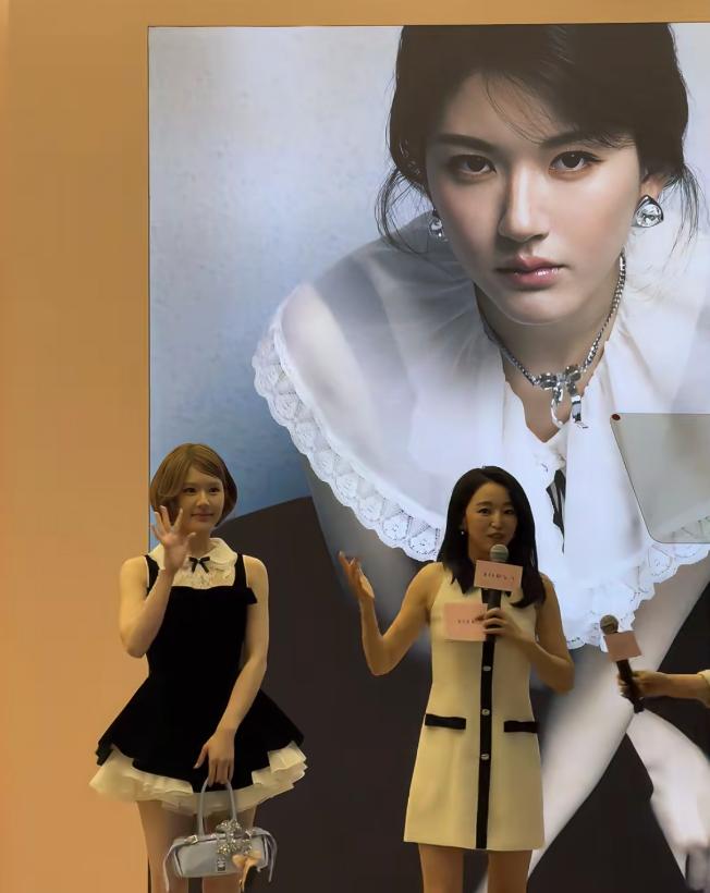 赵露思线下活动站台，身上像抹了油一样亮，说她是真人芭比我都信