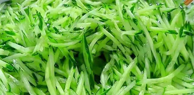 夏天爱出汗，“清凉馅”饺子别错过，清爽鲜美，不油腻，一口一个