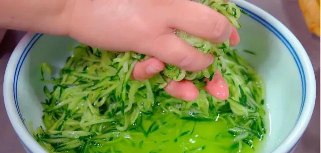 夏天爱出汗，“清凉馅”饺子别错过，清爽鲜美，不油腻，一口一个