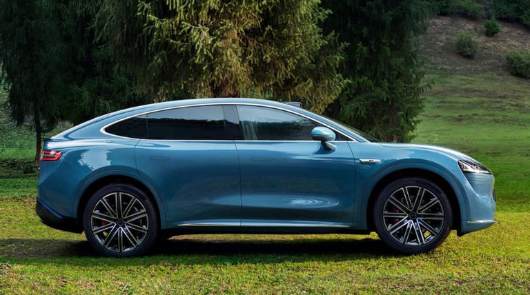  超越特斯拉Model Y，智界R7用智能赋予驾控新体验 