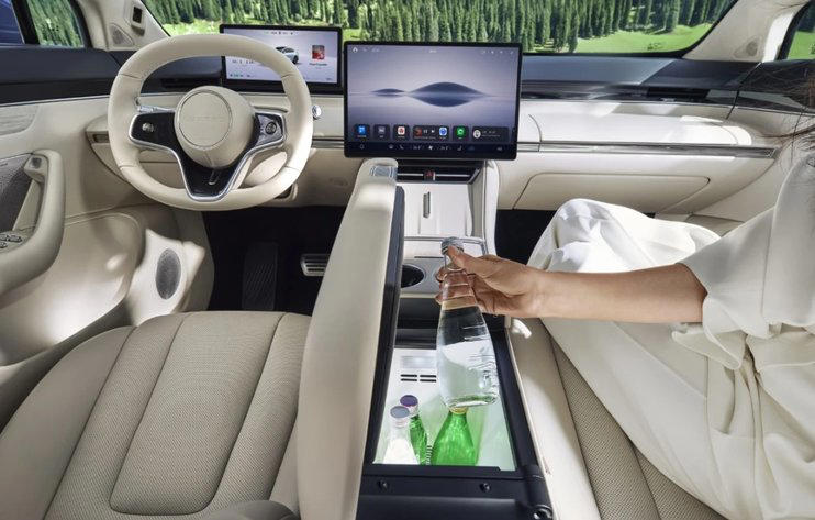 超越特斯拉Model Y，智界R7用智能赋予驾控新体验