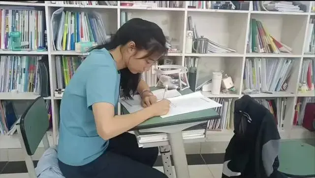 短跑美少女百米11秒55，去年清华差4分放弃复旦，今年望金榜题名