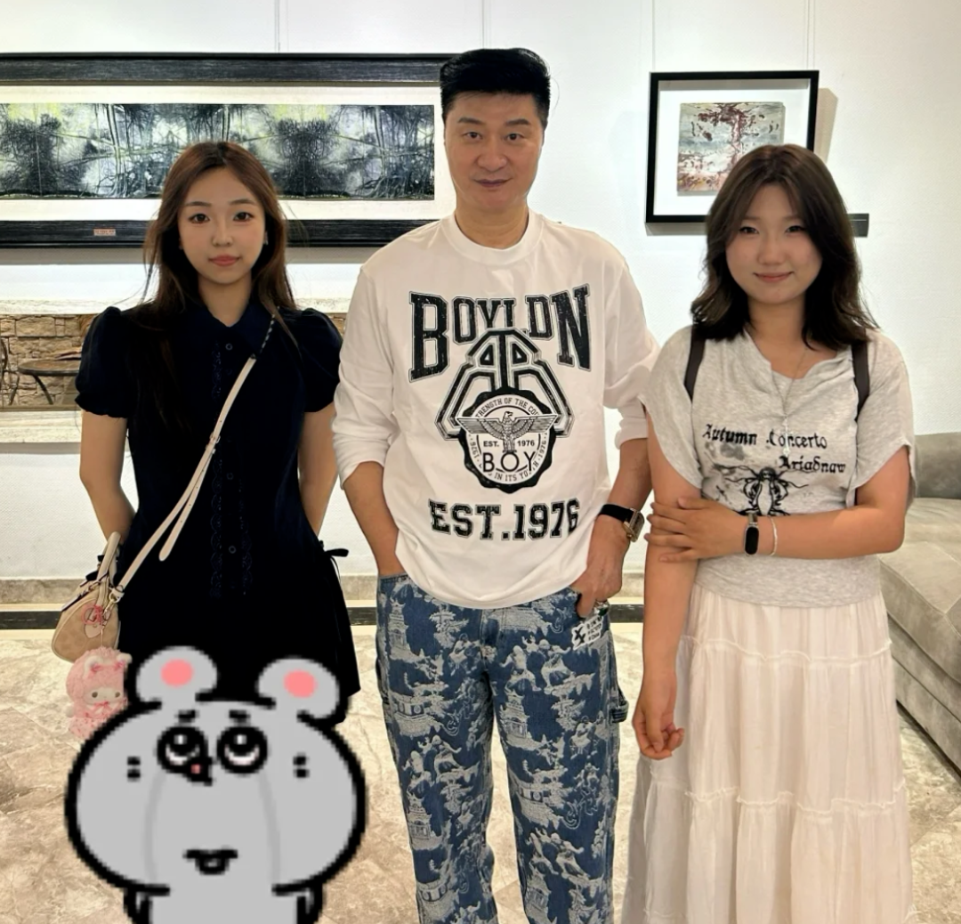 最近有网友逛街遇到范涛，生下范冰冰和范丞丞这两个大明星，范爸的颜值也是不可小觑啊。 范涛像是一个人来逛街的，一眼望去就是1米8的大高个，身材高挑很抢镜，顶着一头乌黑茂密的短发，看着也是精心打理过的，形象显得挺清爽。 说起来范涛也有74