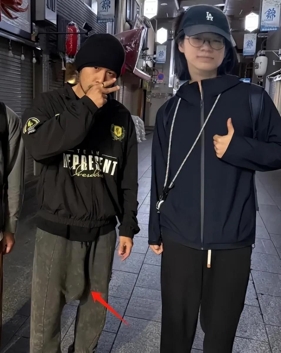 周杰伦携妻日本游玩，走路状态引关注，强直性脊柱炎疑加重