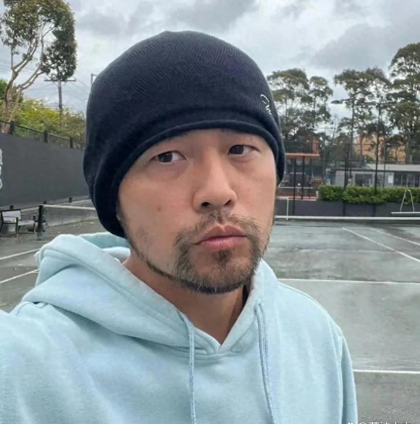 周杰伦作为华语乐坛的老大哥，如今也是随着年龄的增长，整个人的状态频繁成为娱乐博主的谈资，近日，周杰伦也是陪伴着自己的老婆昆凌到日本拍摄广告，同时也是放松自己，前往日本度假。  在日本游玩的期间，又是和山下智久合体又同众多的好友在街头现身，