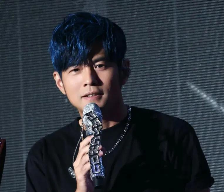 周杰伦携妻日本游玩，走路状态引关注，强直性脊柱炎疑加重