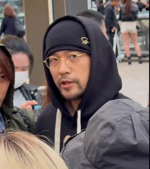 周杰伦携妻日本游玩，走路状态引关注，强直性脊柱炎疑加重