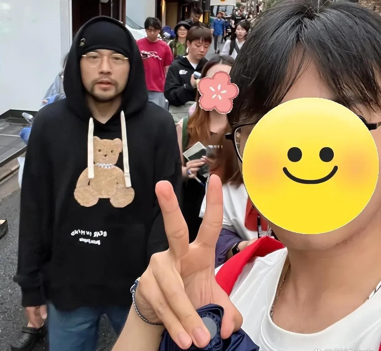 周杰伦携妻日本游玩，走路状态引关注，强直性脊柱炎疑加重