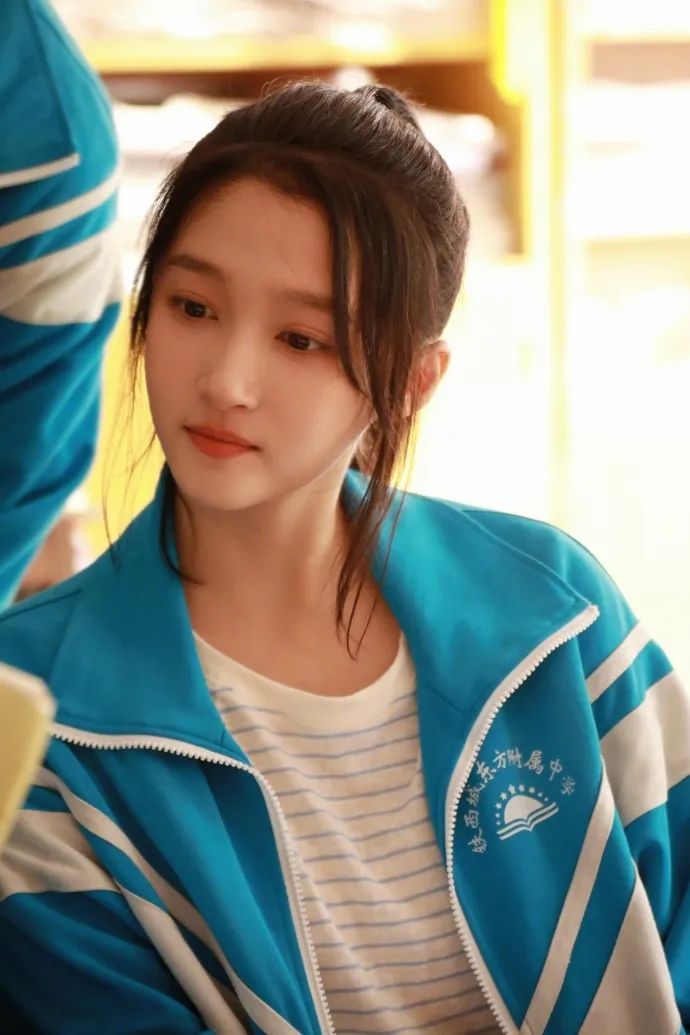 关晓彤高考数学131分不含水分，考完以为自己能上北大！从小学霸还文理双全