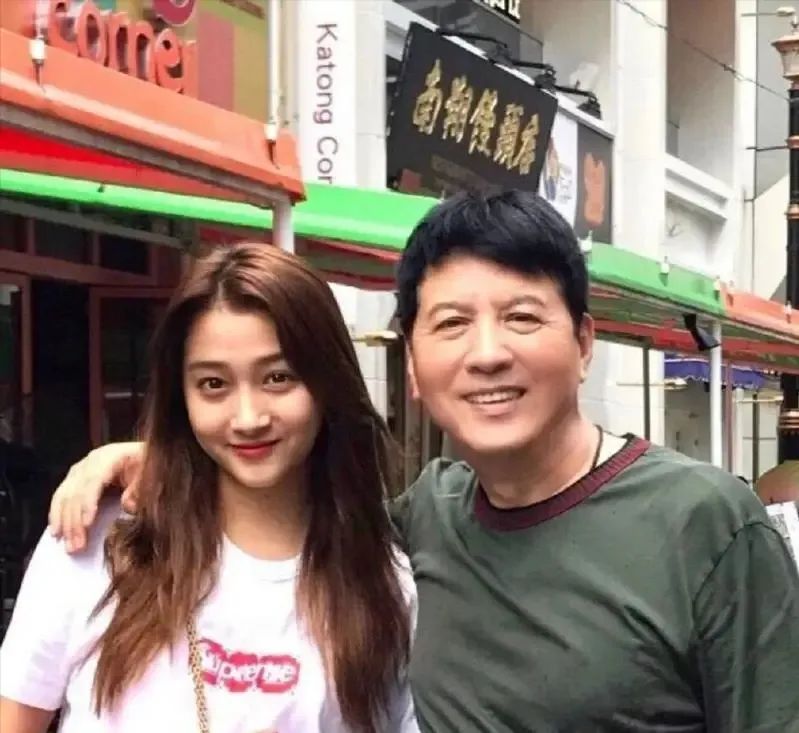 关晓彤高考数学131分不含水分，考完以为自己能上北大！从小学霸还文理双全