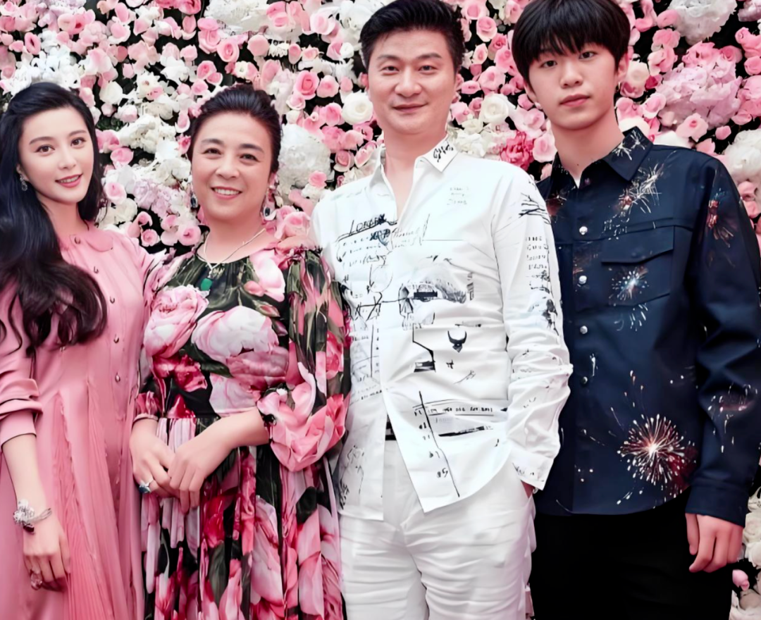 范冰冰爸爸逛街被偶遇，74岁打扮时髦仍似年轻小伙，与儿子范丞丞比帅也不输