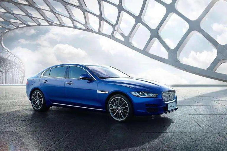 这才是豪车“价格屠夫”，从32.98万降到16.8万，还要啥本田雅阁？