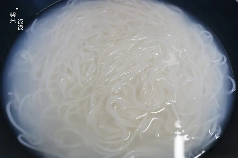 天热不想炒菜，就这样煮一锅，简单省事，开胃又好吃