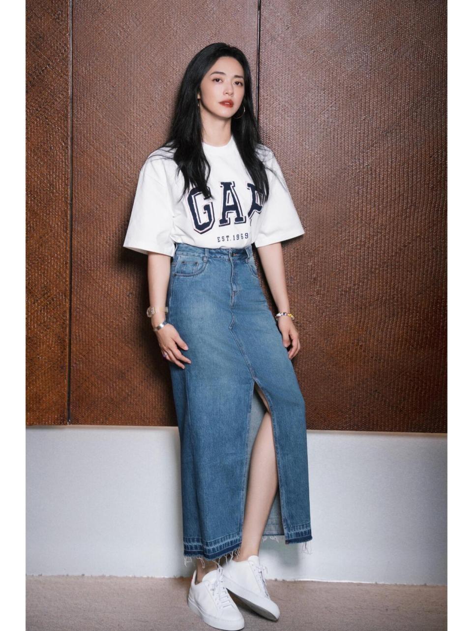 姚晨夏日新穿搭：短袖+开叉裙+小白鞋，减龄大气，嫩得像25岁