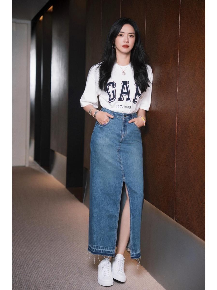 姚晨夏日新穿搭：短袖+开叉裙+小白鞋，减龄大气，嫩得像25岁