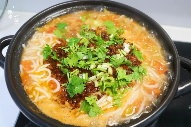 天热不想炒菜，就这样煮一锅，简单省事，开胃又好吃