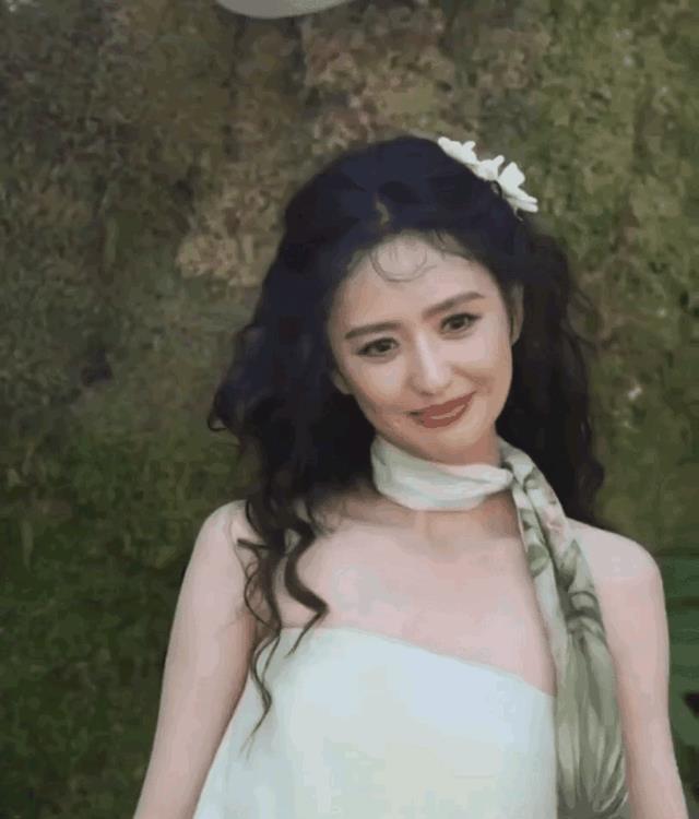 41岁佟丽娅一改气质路线，波浪卷长发，混血少女风满满