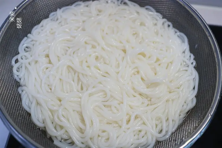 天热不想炒菜，就这样煮一锅，简单省事，开胃又好吃