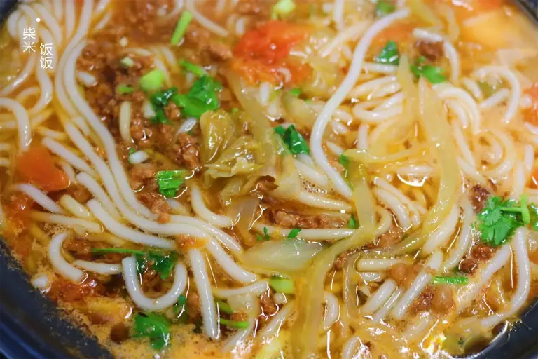 天热不想炒菜，就这样煮一锅，简单省事，开胃又好吃