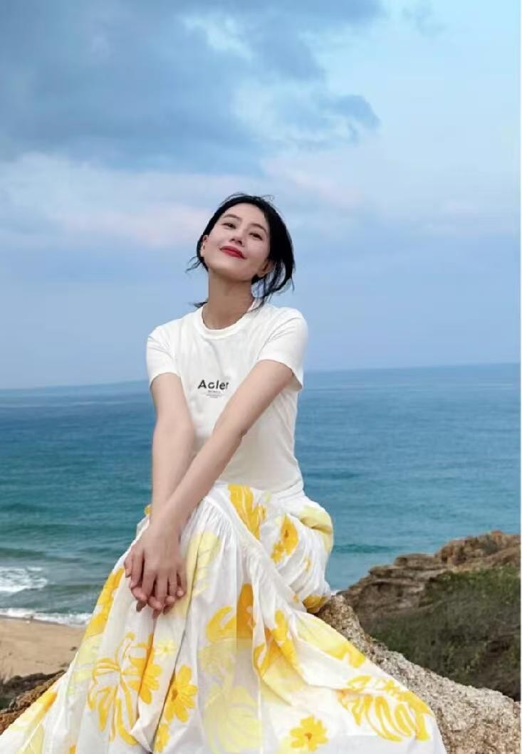 45岁高圆圆夏日新穿法：背心+衬衫+开叉半裙，减龄又洋气