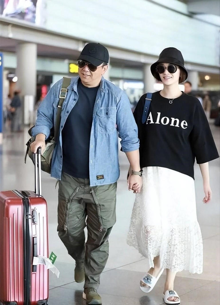 李小冉和大6岁老公亮相，她穿衬衫嫩如学生，老公五大三粗似大叔