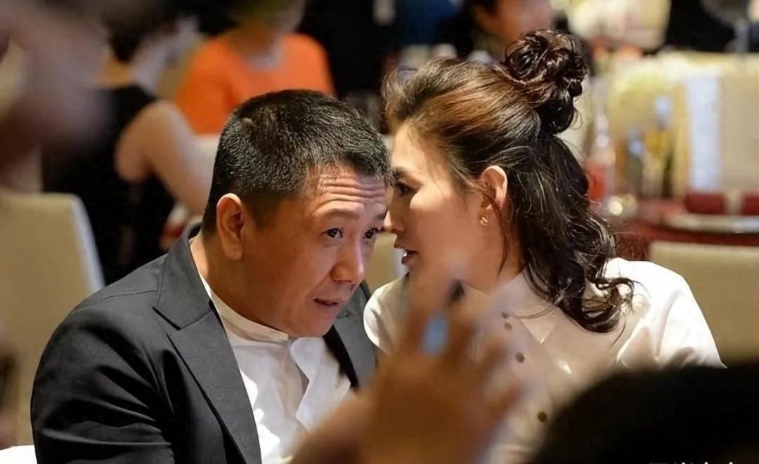 李小冉和大6岁老公亮相，她穿衬衫嫩如学生，老公五大三粗似大叔