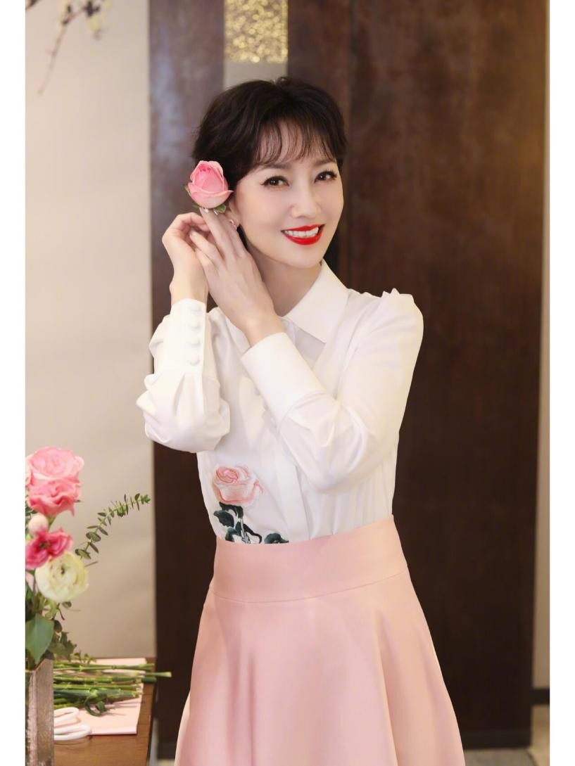 71岁赵雅芝带火了夏日新穿搭：白衬衫+粉半裙，减龄又高级