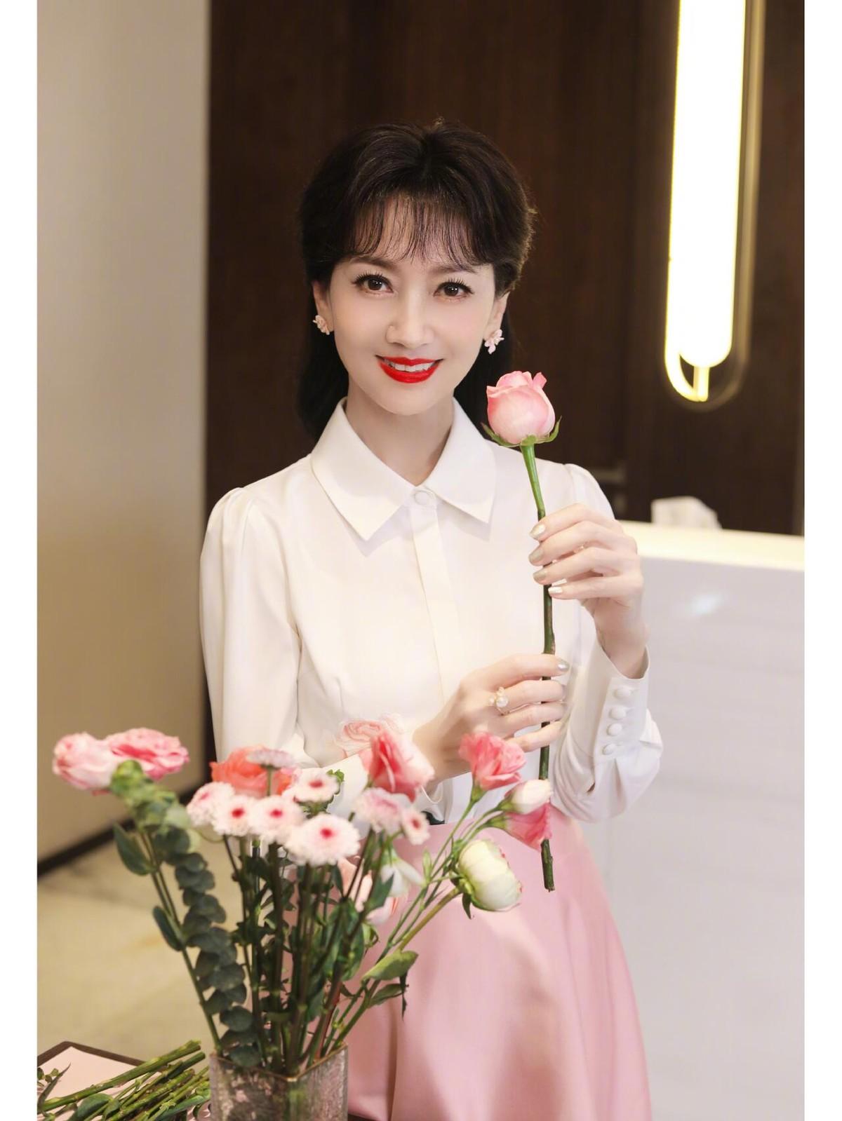 71岁赵雅芝带火了夏日新穿搭：白衬衫+粉半裙，减龄又高级