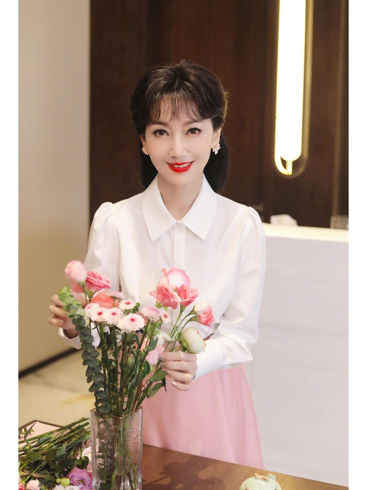 71岁赵雅芝带火了夏日新穿搭：白衬衫+粉半裙，减龄又高级