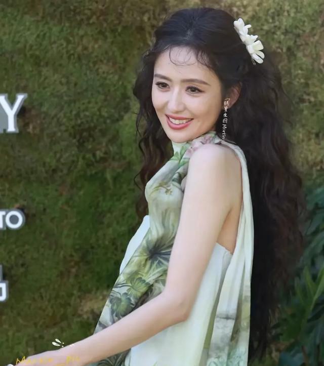 41岁佟丽娅一改气质路线，波浪卷长发，混血少女风满满
