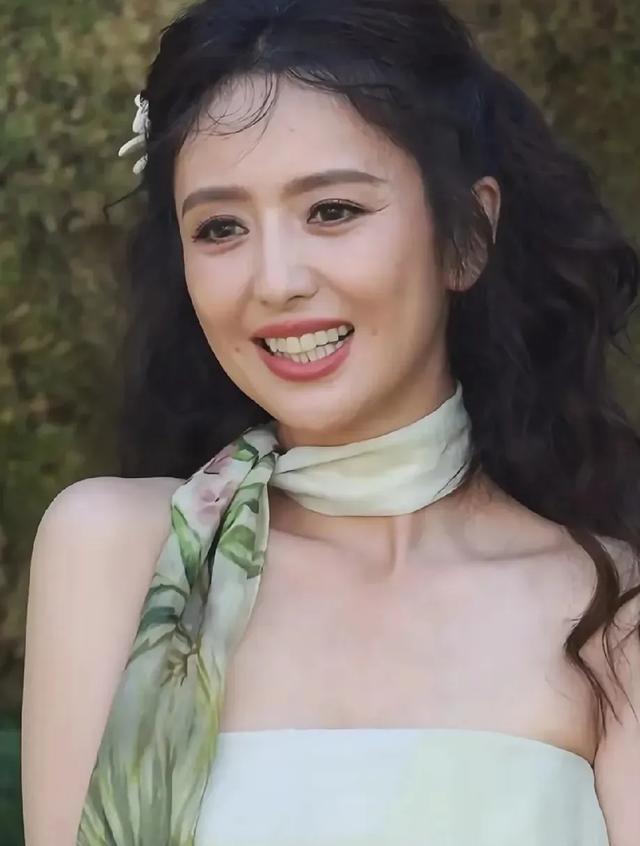 41岁佟丽娅一改气质路线，波浪卷长发，混血少女风满满