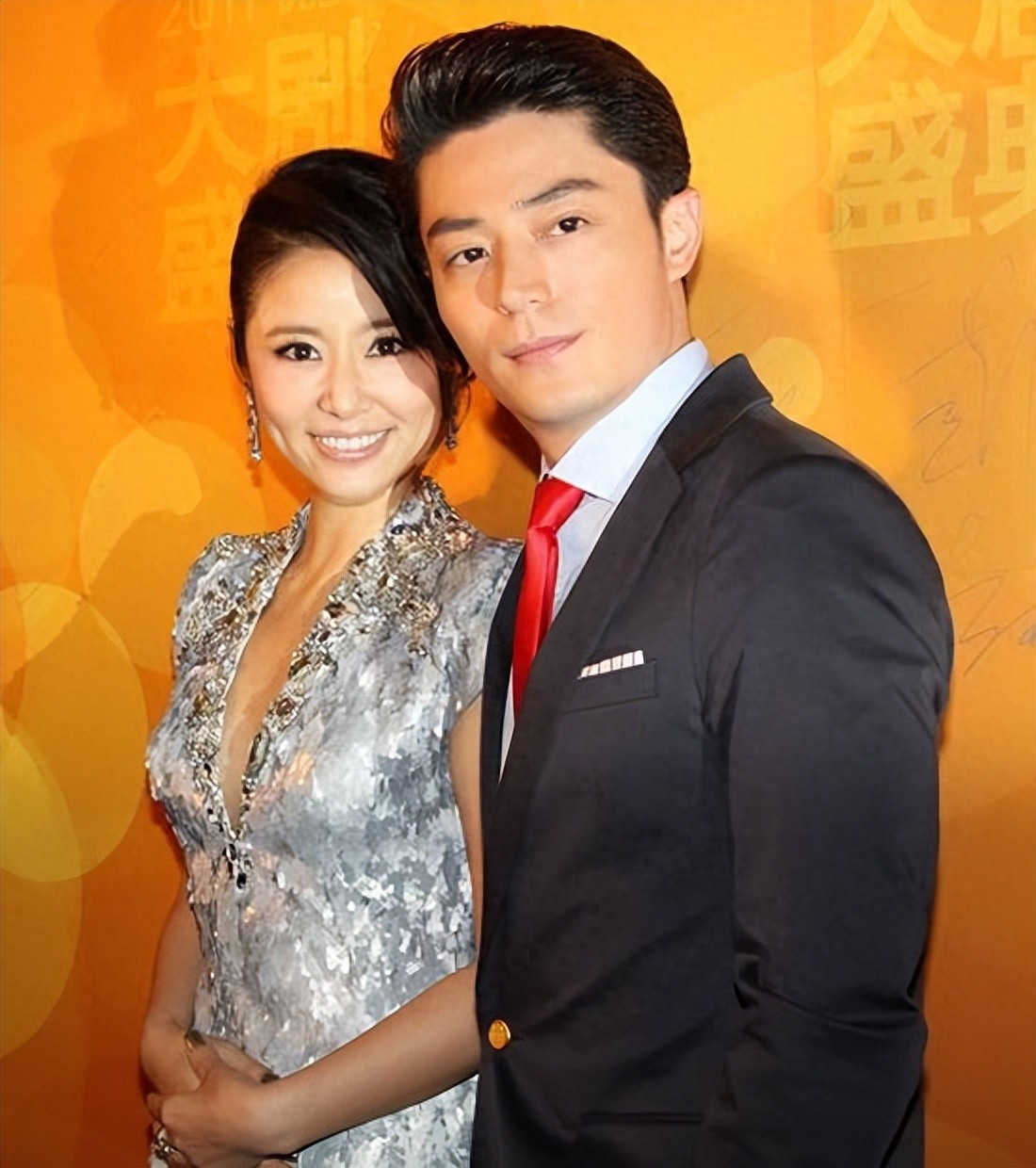 49岁林心如一家三口被偶遇，素颜低调似路人，8岁女儿超漂亮