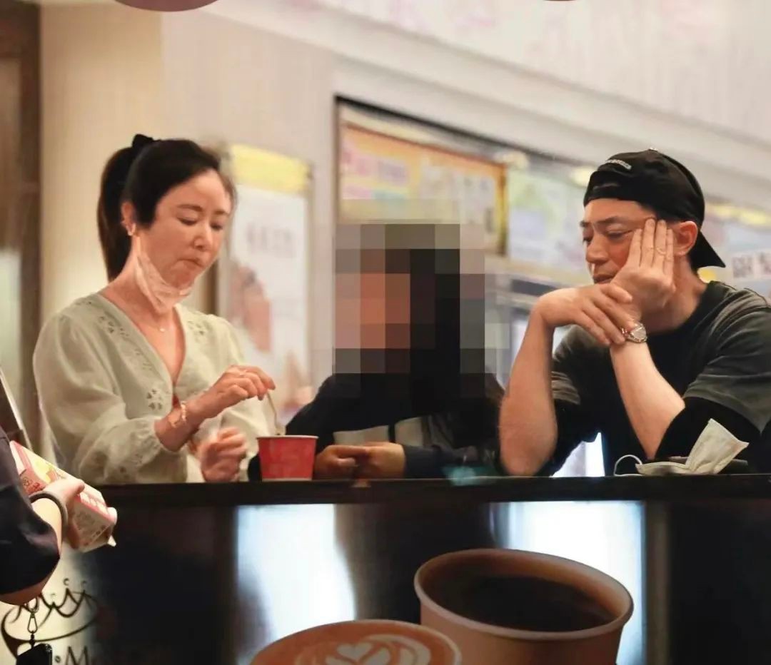 49岁林心如一家三口被偶遇，素颜低调似路人，8岁女儿超漂亮