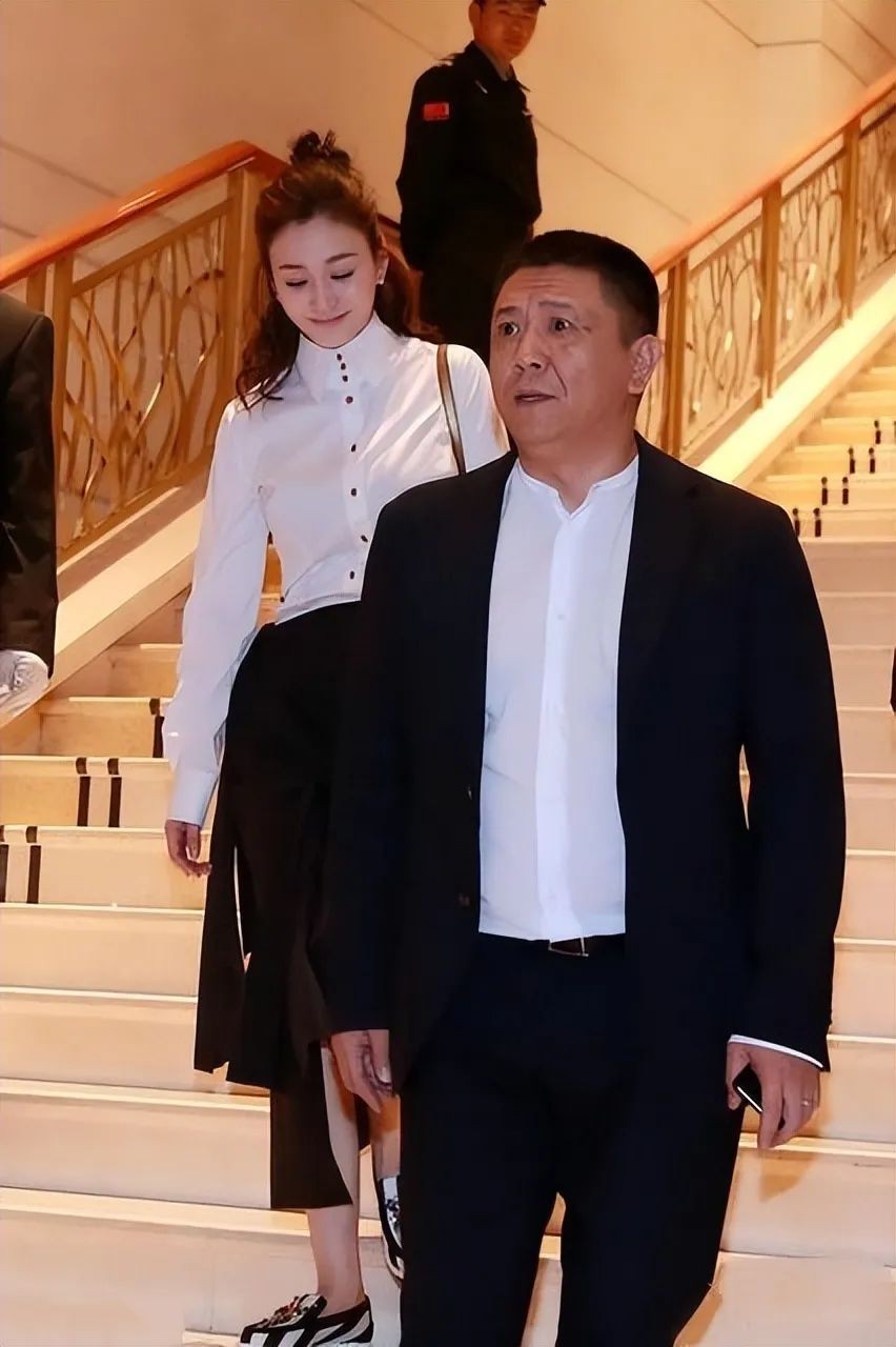 李小冉和大6岁老公亮相，她穿衬衫嫩如学生，老公五大三粗似大叔