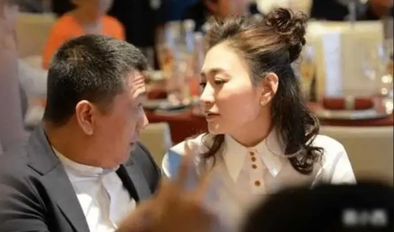 李小冉和大6岁老公亮相，她穿衬衫嫩如学生，老公五大三粗似大叔