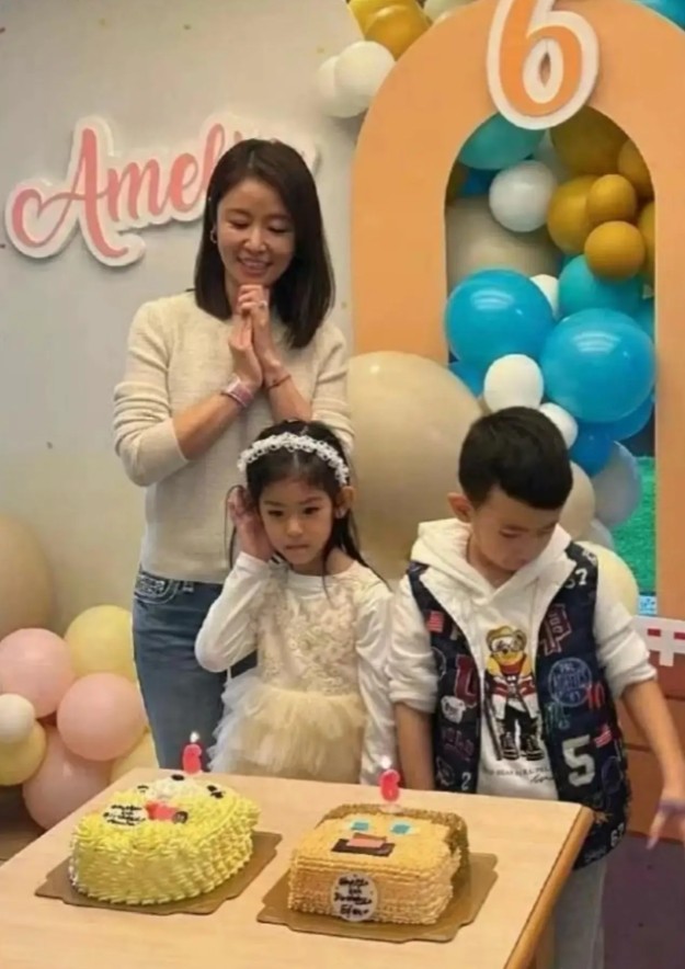 49岁林心如一家三口被偶遇，素颜低调似路人，8岁女儿超漂亮