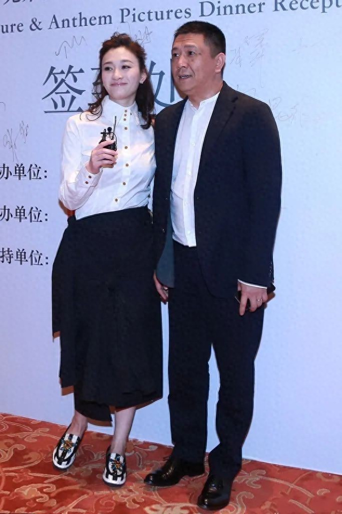 李小冉和大6岁老公亮相，她穿衬衫嫩如学生，老公五大三粗似大叔