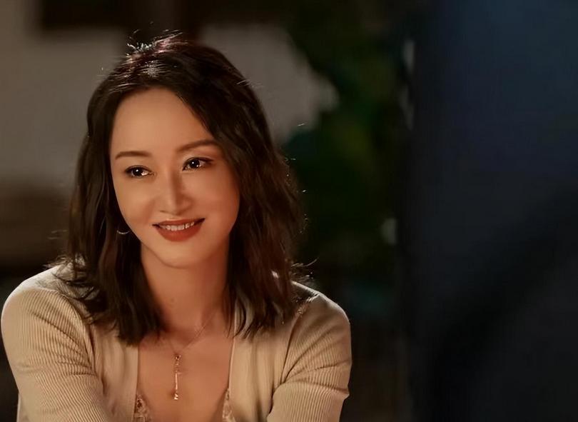 主持过央视春晚没红，搭档刘烨陆毅没火，今49岁靠着肖战终于红了