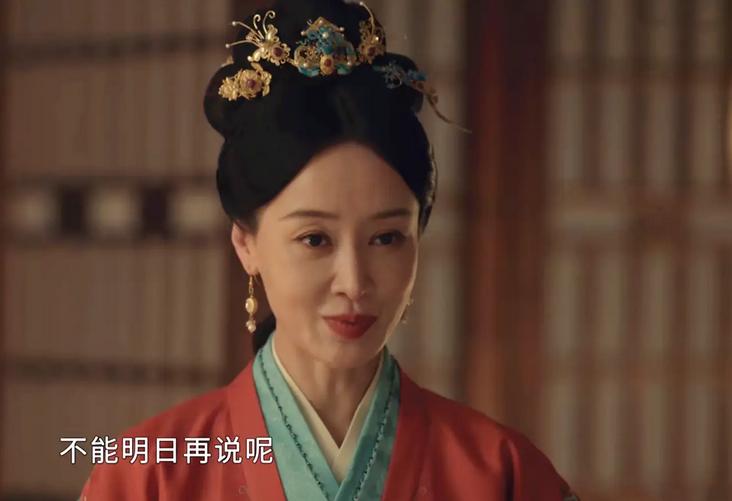 主持过央视春晚没红，搭档刘烨陆毅没火，今49岁靠着肖战终于红了