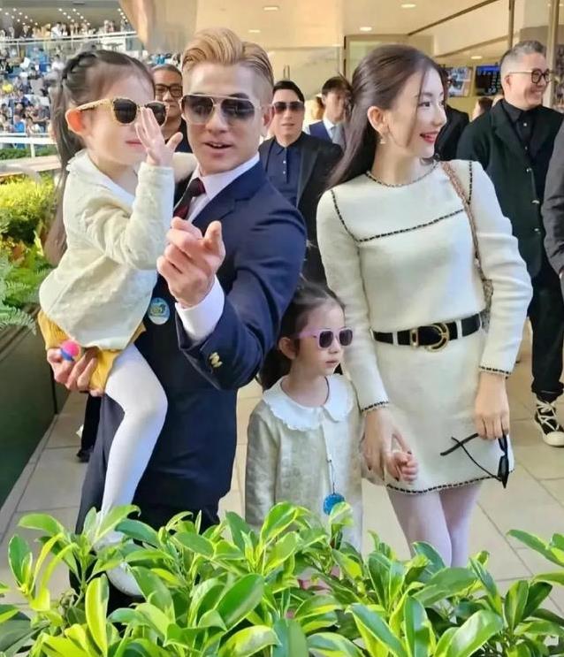 郭富城全家赛马场出游！方媛宽松裙引猜疑，俩女儿美如小公主