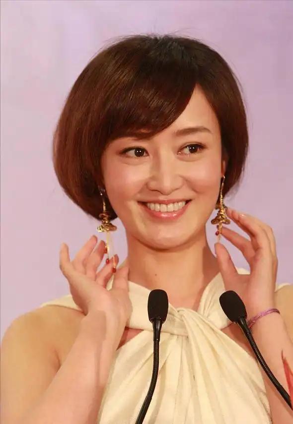 主持过央视春晚没红，搭档刘烨陆毅没火，今49岁靠着肖战终于红了