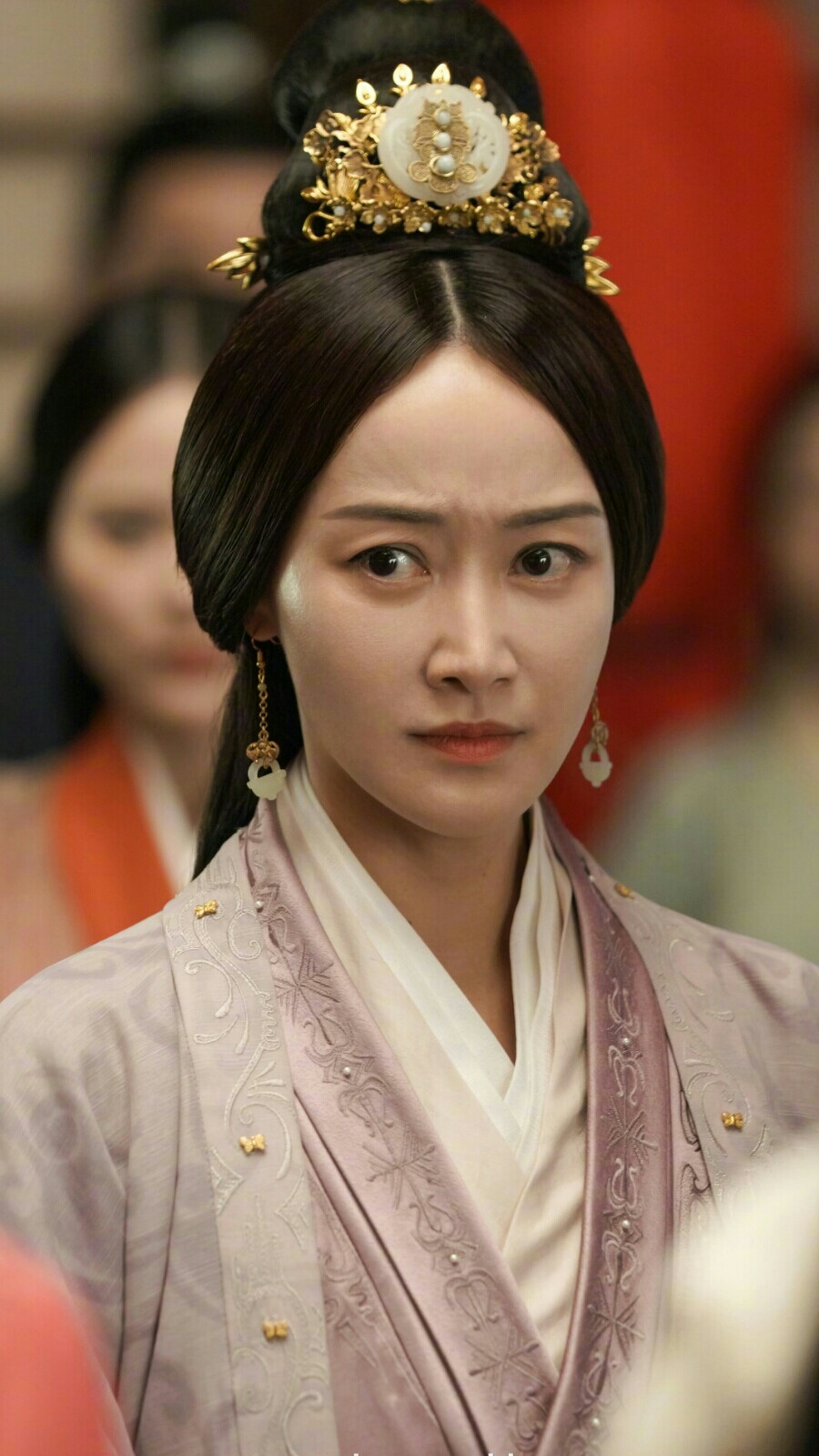 主持过央视春晚没红，搭档刘烨陆毅没火，今49岁靠着肖战终于红了
