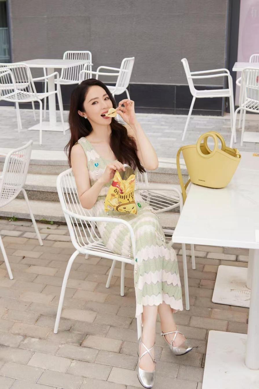 离婚后的董璇看不出45岁，一身年轻小姑娘的穿搭，扮嫩毫不尴尬