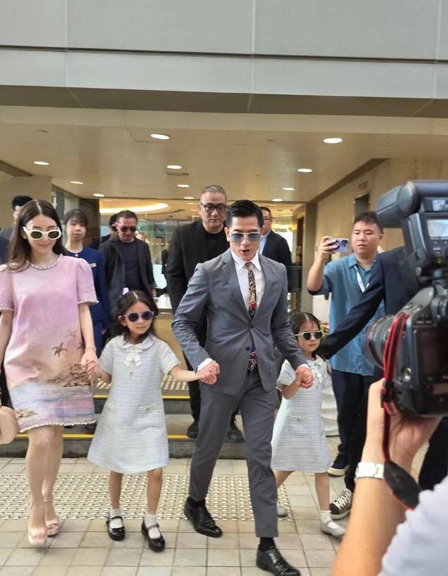 郭富城全家赛马场出游！方媛宽松裙引猜疑，俩女儿美如小公主